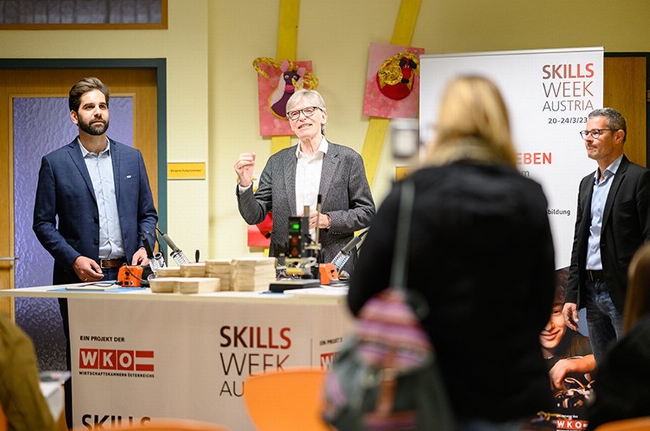 Drei Personen am Rednerpult mit Schriftzug der WKO und Skills Week Austria