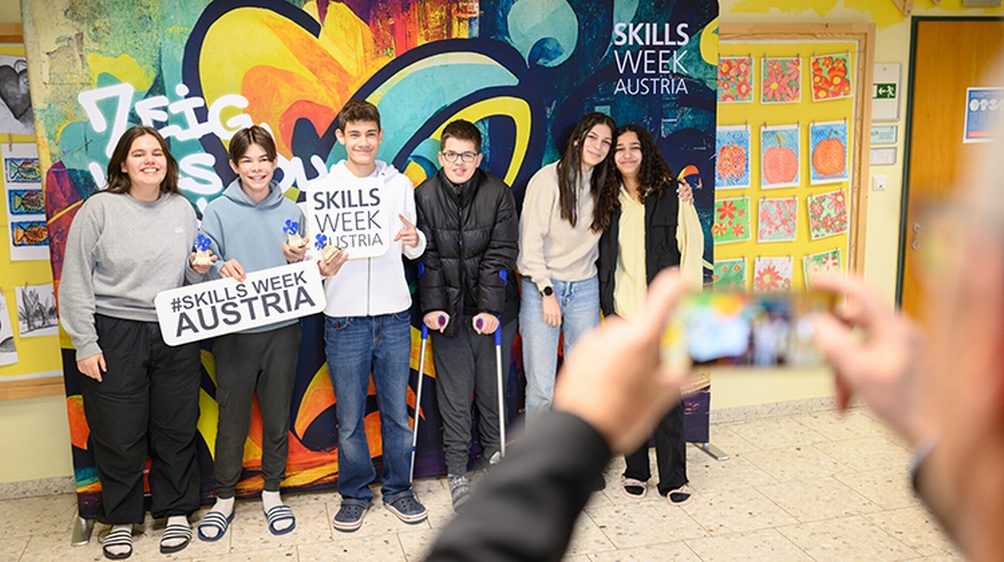 Mehrere Kinder nebeneinander stehend vor Leinwand mit Grafiti Skills Week Austria Tafeln haltend