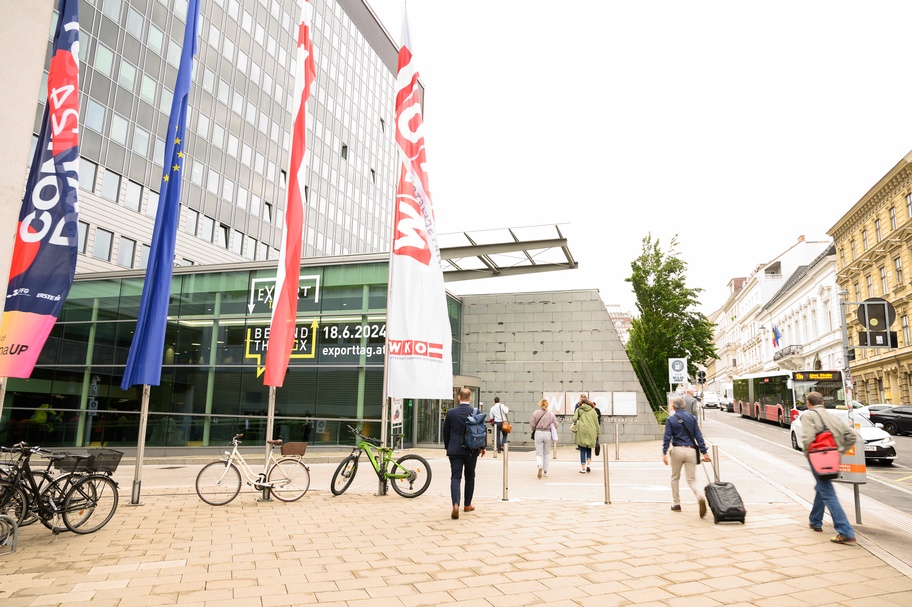 Vor dem Eingang der Wirtschaftskammer Österreich