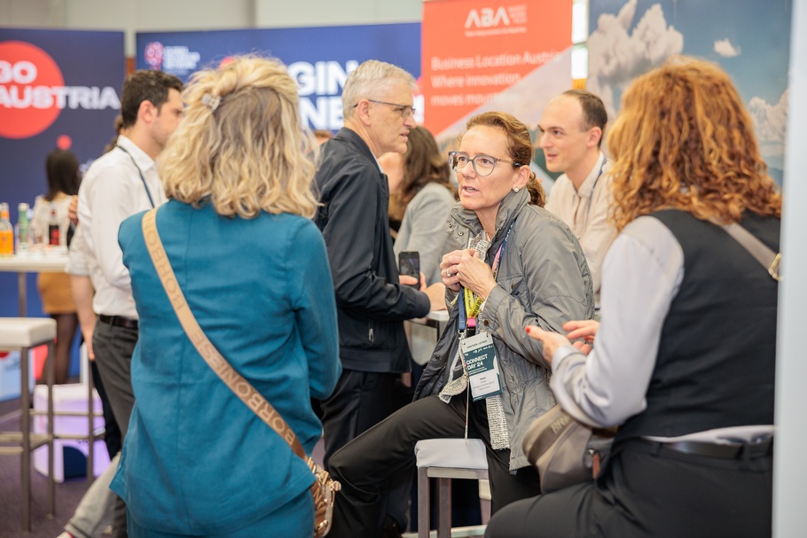 Verschiedene Teilnehmer:innen am Connect Day, die miteinander sprechen