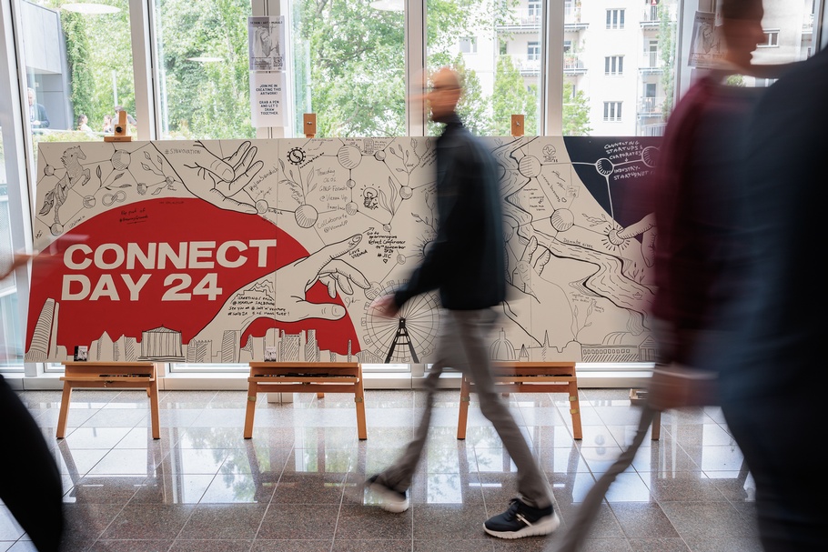 Vorbeigehende Person im Gang der WKÖ am Connect Day