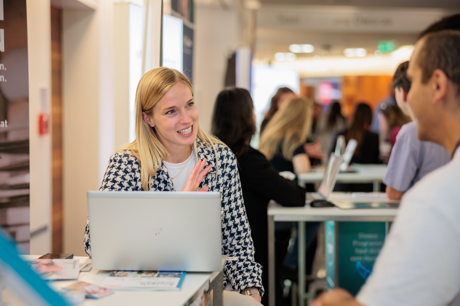 Zwei Personen unterhalten sich miteinander am Connect Day
