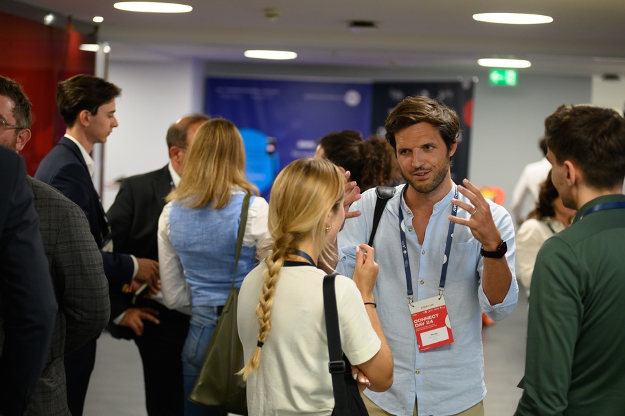 Teilnehmer:innen im Gespräch am Connect Day