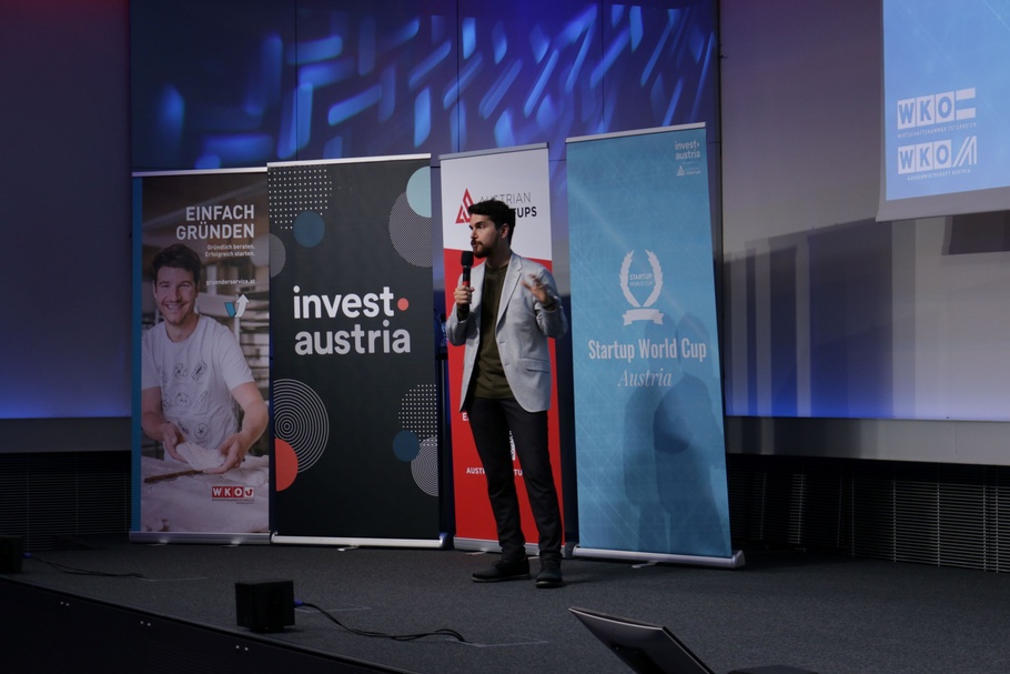 Kambis Kohansal Vajargah (Head of Startup-Services) als Sprecher auf der Bühne