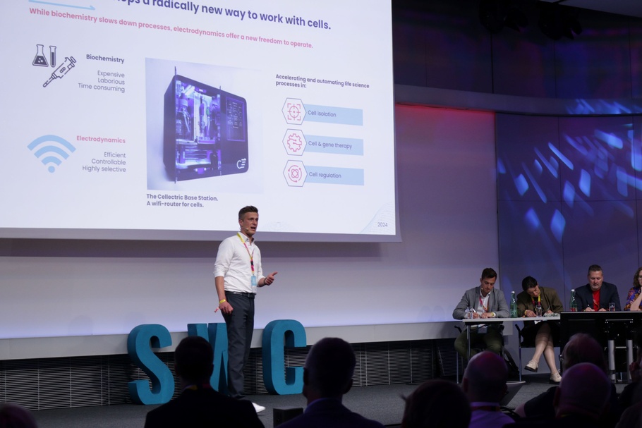 Vortragender vor Publikum 