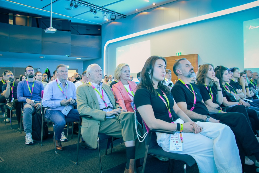 Nahaufnahme von konzentrierten Personen, die auf Stühlen nebeneinander sitzen 