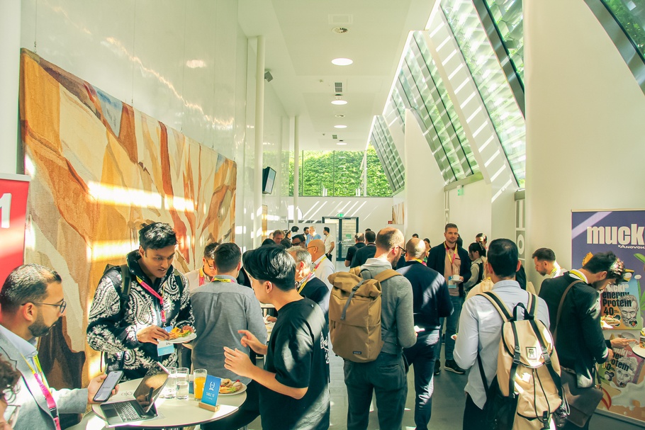 Naufnahme einer Gruppe von Personen, die im Empfangsbereich einer Veranstaltung sind 