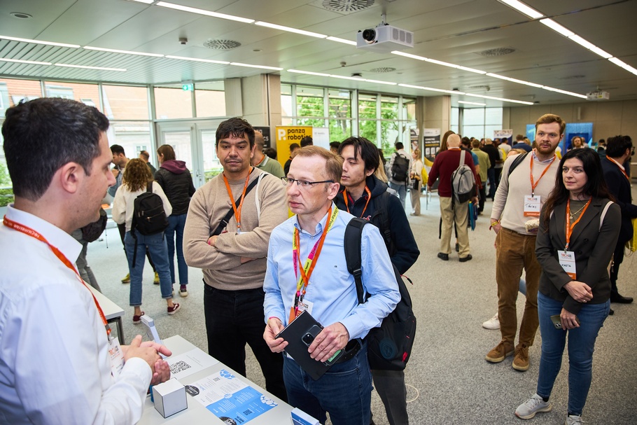 Mehrere Personen beim Check-In-Counter beim Besuch einer Veranstaltung