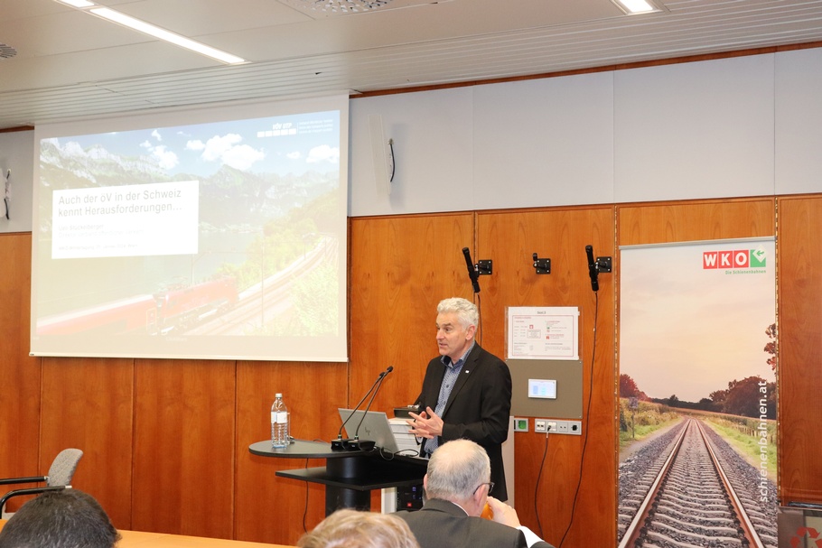 Person hält Vortrag