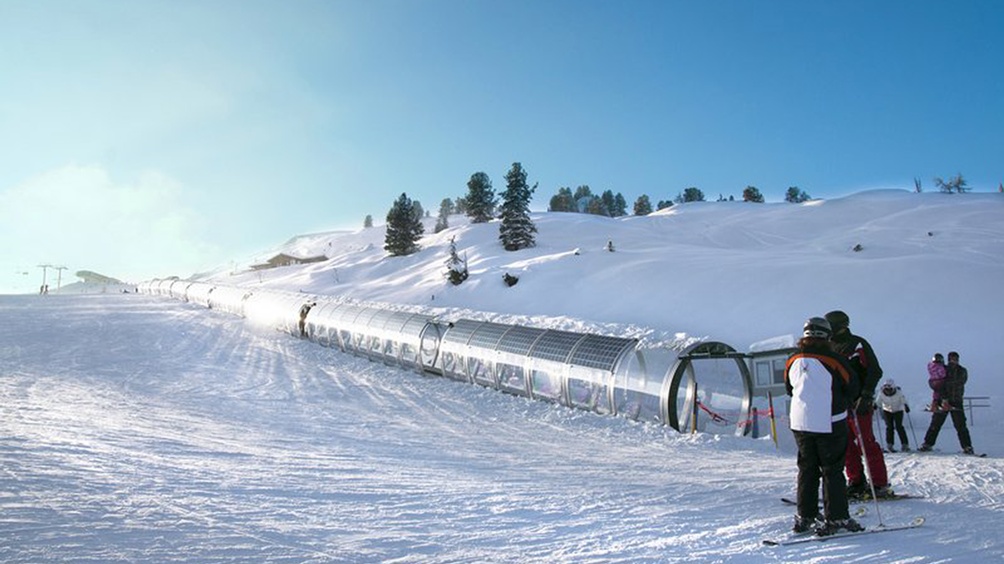 Skibiste und ein gläserner Gang