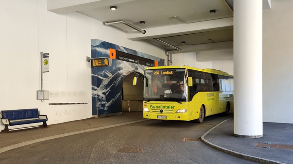 Autobus mit der Beschriftung "260 Landeck"