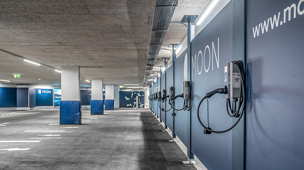 Parkplätze mit Aufladestationen