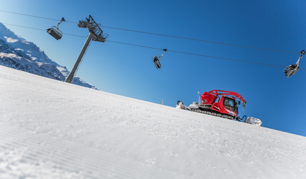 Schneepiste mit einem Pistenfahrzeug