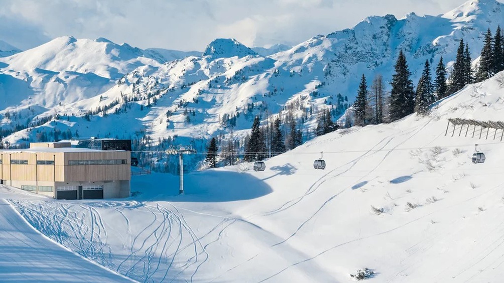 Seilbahn-Statation und Schnee-Landschaft