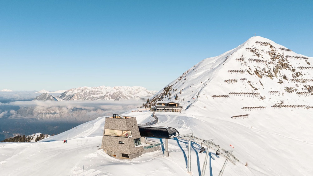 Sessellift-Station, Berge, Schnee