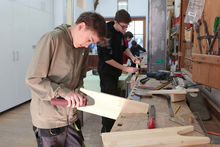 Jugendliche arbeiten in einer Tischlerwerkstatt.