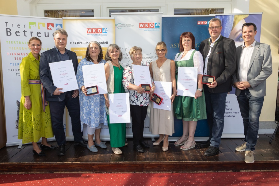 Alle geehrten Unternehmerinnen und Unternehmer der WKOÖ-Fachgruppe "Persönliche Dienstleister" beim Sommerfest. 