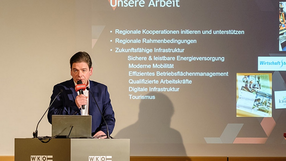 Klaus Aitzetmüller begrüßt die Gäste zum Wirtschaftsempfang zur WKO Kirchdorf.