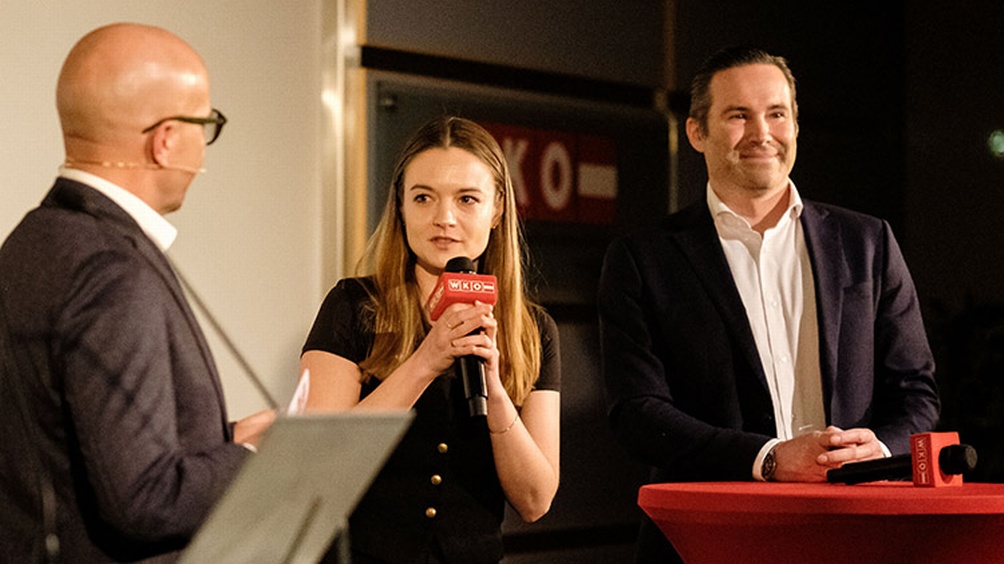 Bühnengespräch von Moderator Max Mayrhofer mit Viktoria Hurth und Mario Haidlmair beim Wirtschaftsempfang Kirchdorf.