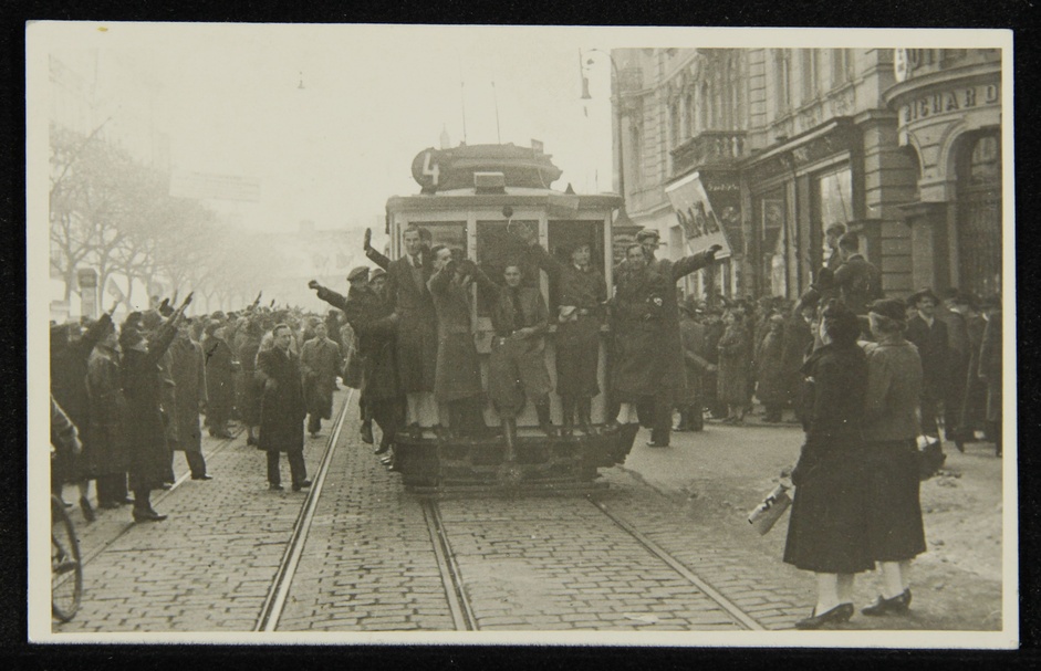 Auf einer Grazer Straßenbahn zelebrieren Nationalsozialisten den „Deutschen Gruß“.