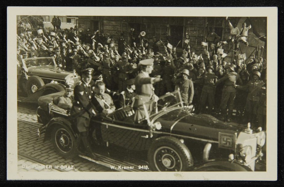 Adolf Hitler fährt durch Graz an einer Menschenmenge vorbei.