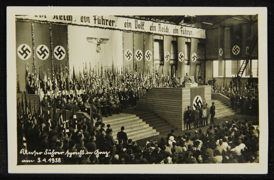 Adolf Hitler spricht bei einer Großkundgebung 1938 in der Halle der Weitzer Waggonfabrik.