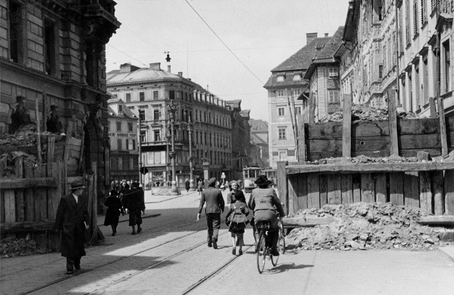 Zerstörung im 2. Weltkrieg. Herrengasse in Graz.