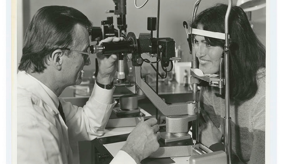 Augenarzt und Patientin bei der Untersuchung