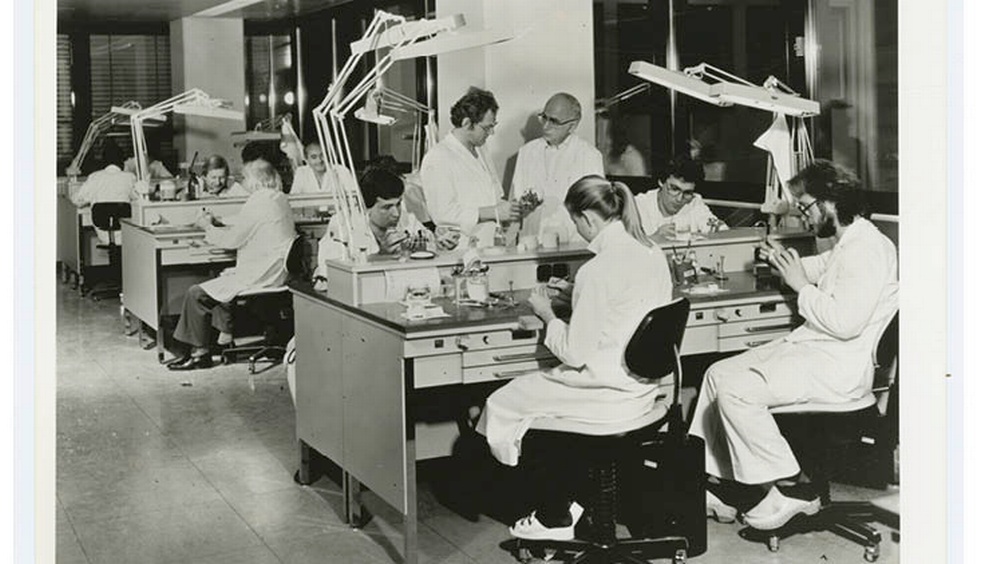 Zahntechniker bei der Arbeit