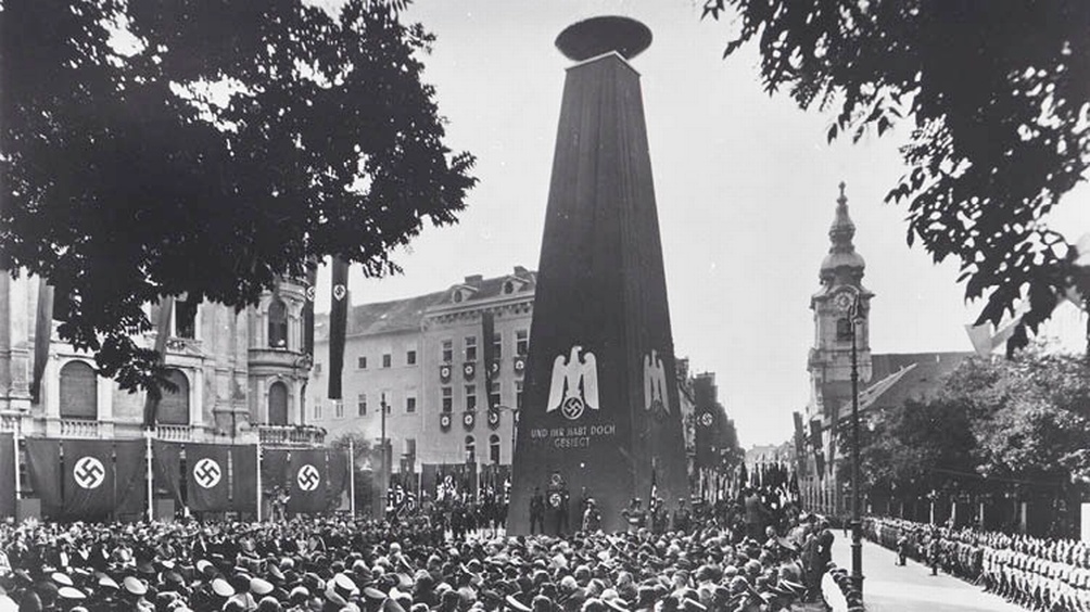 Großkundgebung der Nationalsozialisten am Eisernen Tor in Graz mit verhüllter Mariensäule.