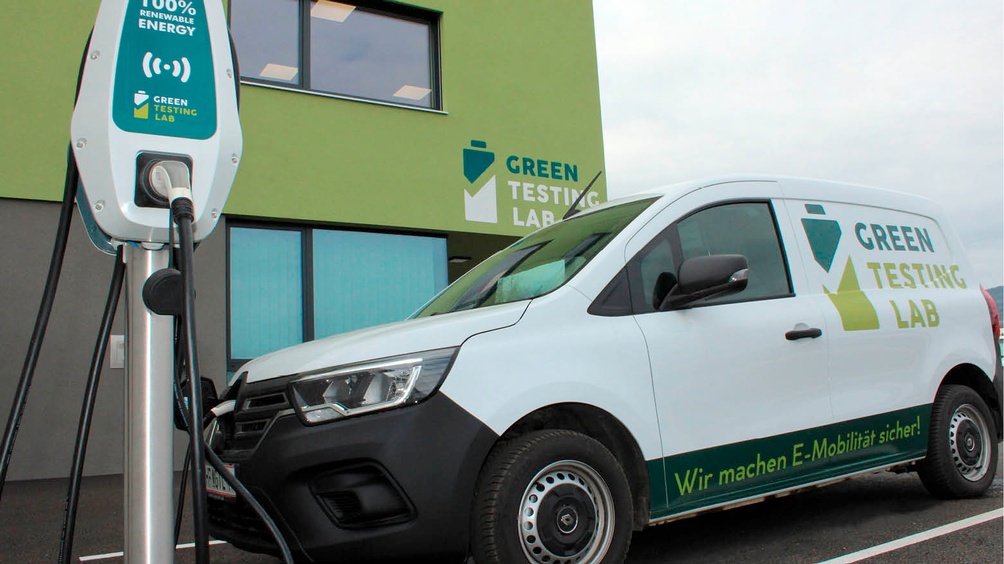 Blick auf ein E-Auto, an der Ladestation angeschlossen vor dem Green Testing Lab-Geb#ude