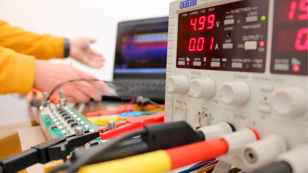 Ein Kurzschluss-Prüfstand, an einem Gerät werden Volt und Co angezeigt