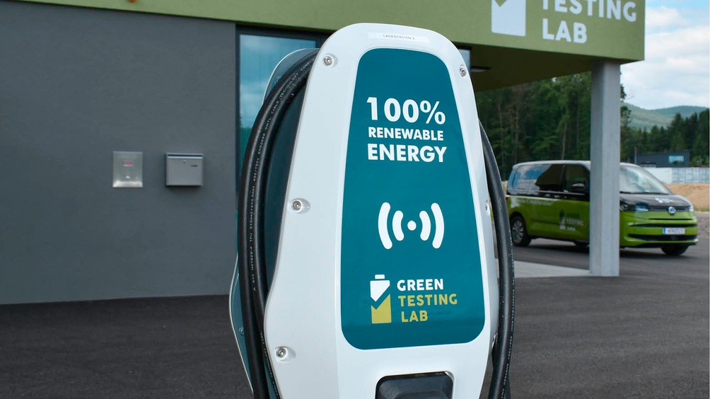 Blick auf eine E-Auto-Ladestation bei Green Testing Lab, gebrandet