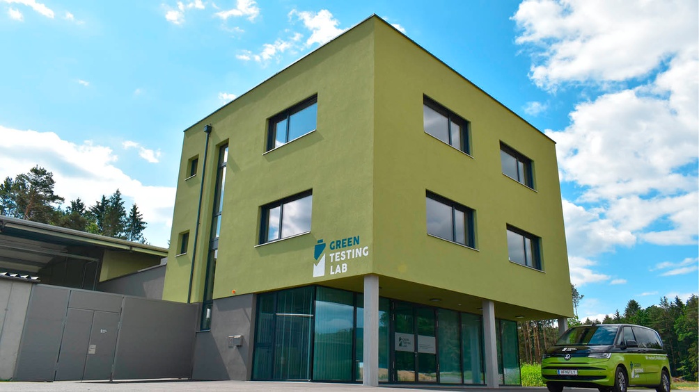 Das grüne viereckige Gebäude in der Außenansicht