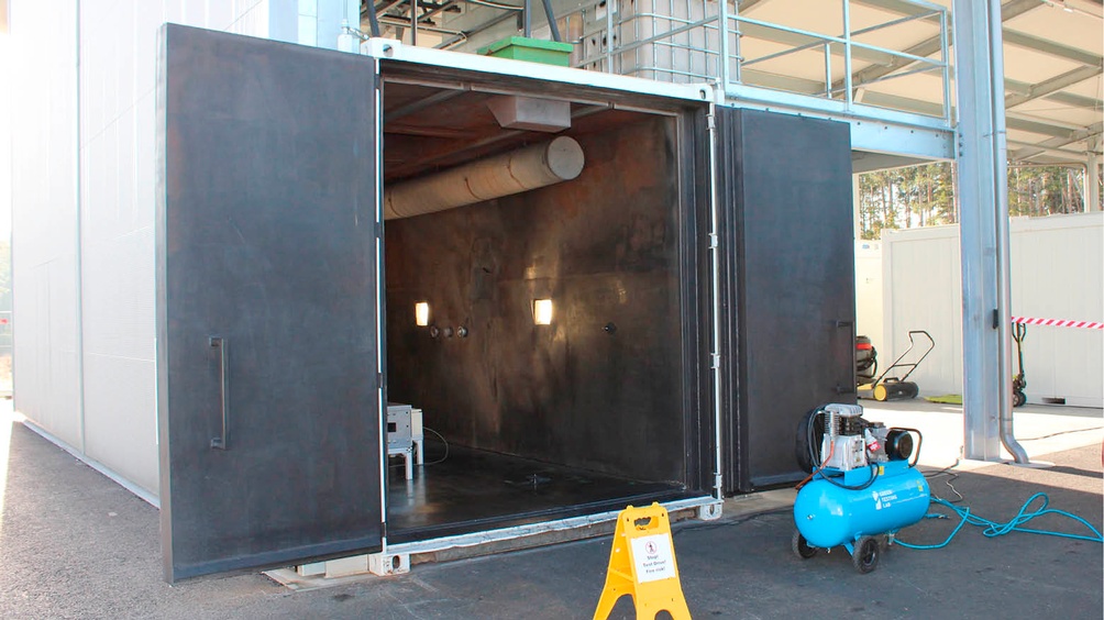 Dunkle Testkammer von außen