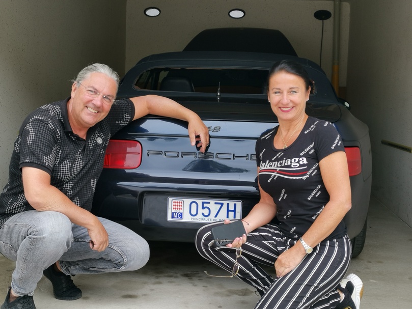 Michael Wechtitsch und Sabine Wechtitsch vor einem Porsche-Fahrzeug