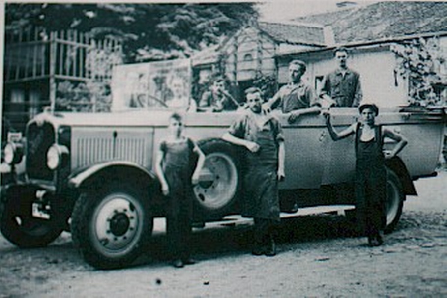 Gruppenporträt der Belegschaft der Sattlerei Wechtitsch in den 1940er-Jahren