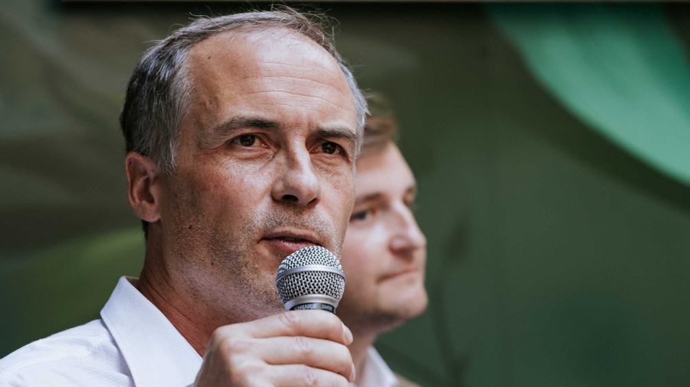 Bernhard Holzhammer mit einem Mikro in der Hand