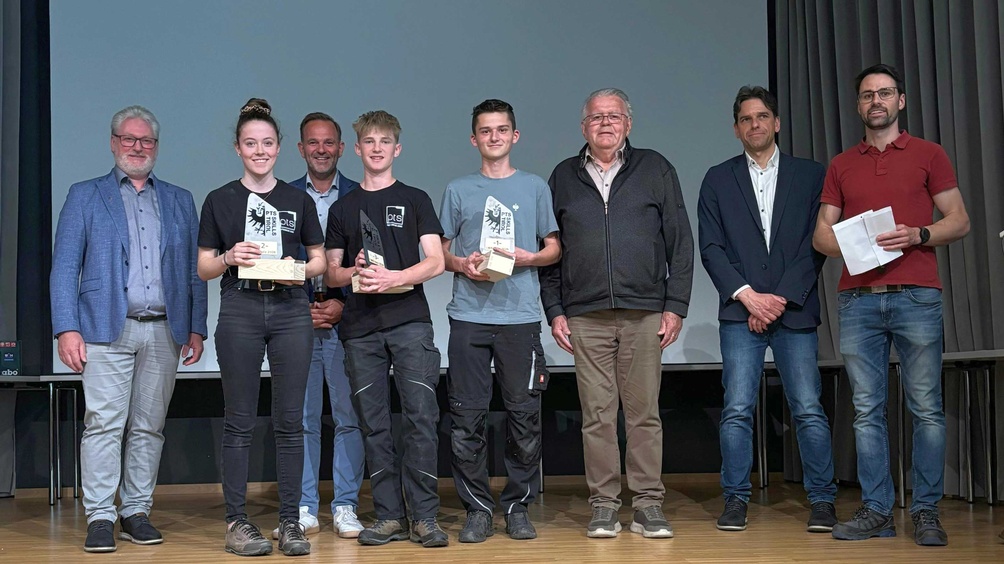 Gruppenbild der Siegerinnen und Sieger mit den Verantworlichen und Organisatoren