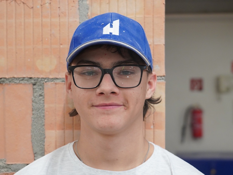 MAZ - Bilder der Lehrlinge von Kurs 8 im 2. Lehrjahr + Stark Timo (Hochbauspezialist)