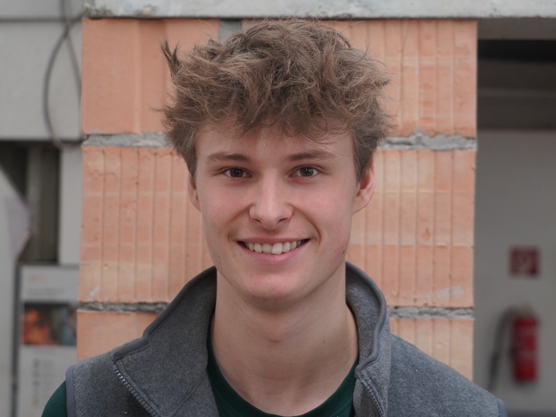 MAZ - Bilder der Lehrlinge von Kurs 8 im 2. Lehrjahr + Stark Timo (Hochbauspezialist)