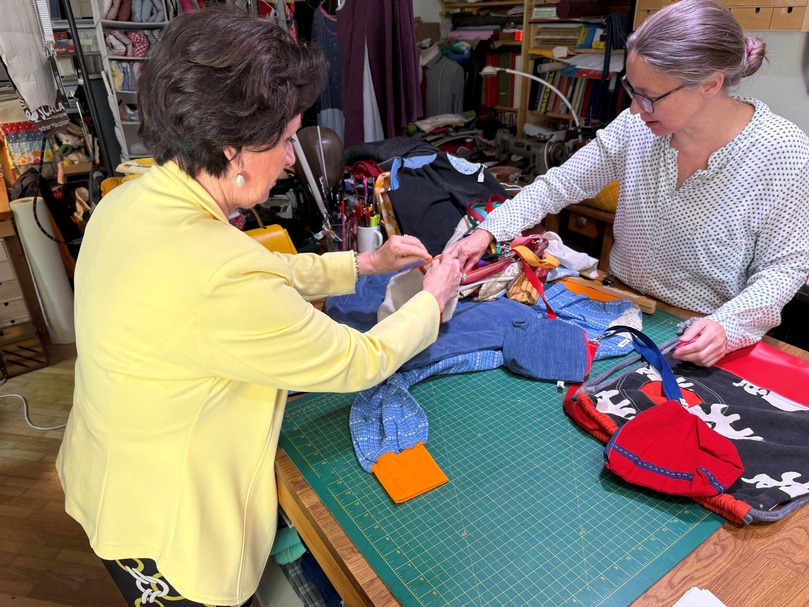 Margarete Kriz-Zwittkovits mit Anna Pollack in der Werkstatt