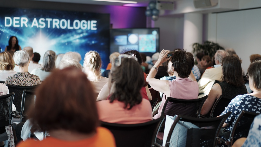 Jubiläum mit Weitblick: Das war der Tag der Astrologie 2025 