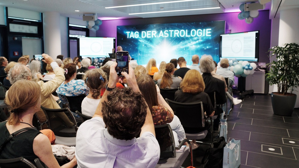 Jubiläum mit Weitblick: Das war der Tag der Astrologie 2025 