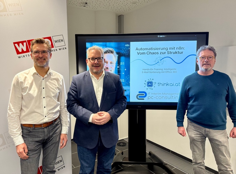 drei Personen stehend