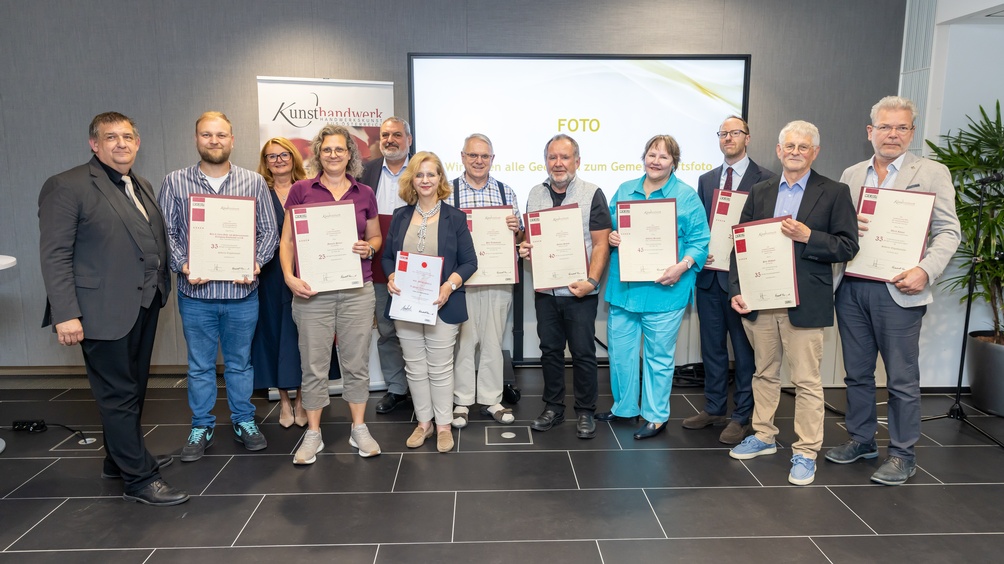 Menschen mit Urkunden