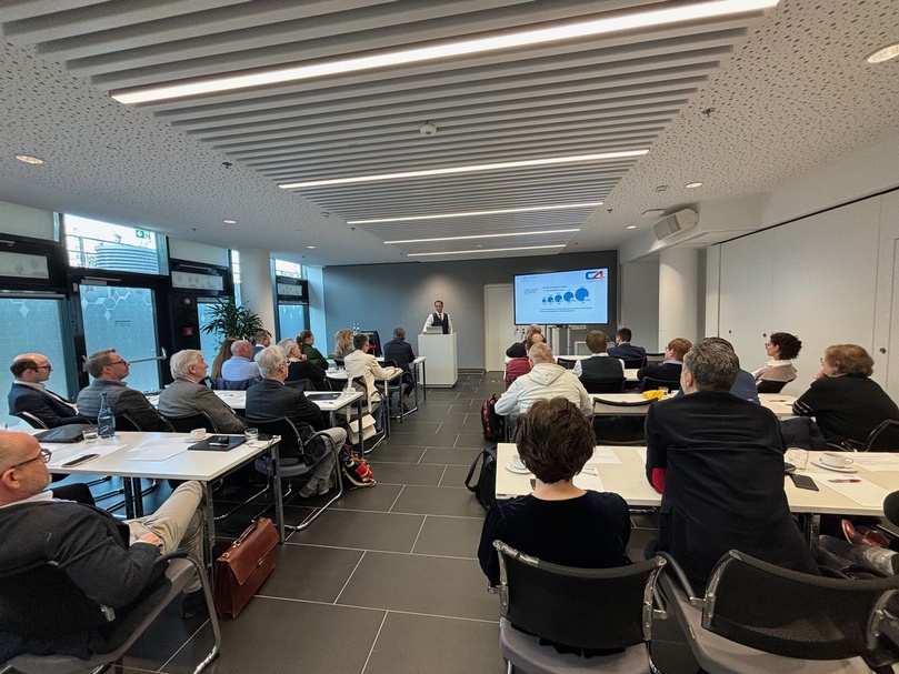 Veranstaltungssaal mit Seminarbestuhlung und Menschen