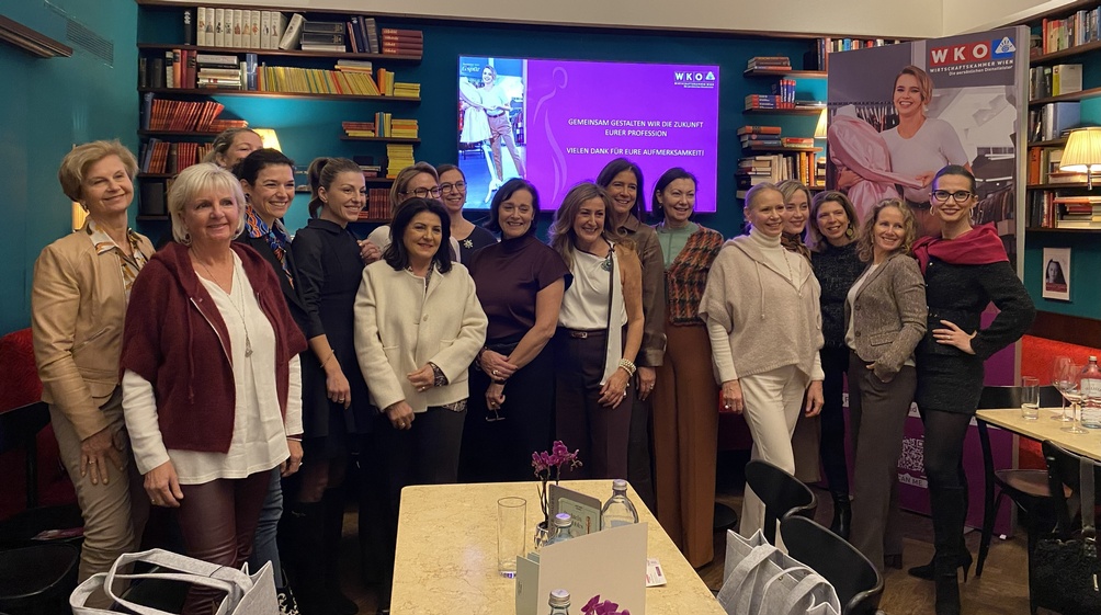 Menschengruppe im Veranstaltungsraum des Salons