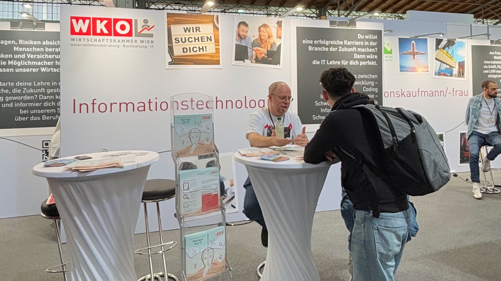 Messestand mit Menschen im Gespräch