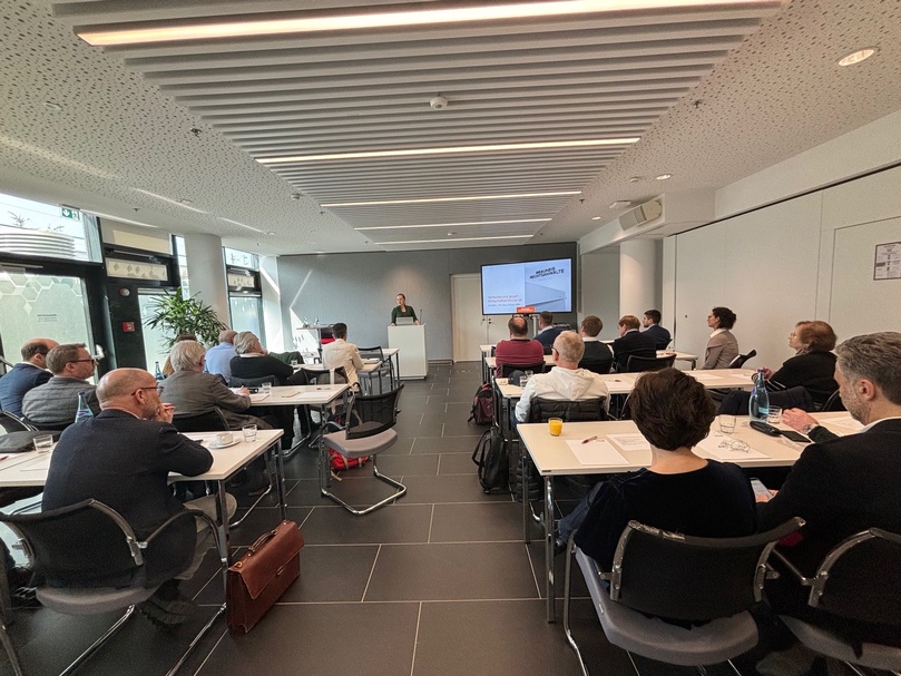 Veranstaltungssaal mit Seminarbestuhlung und Menschen